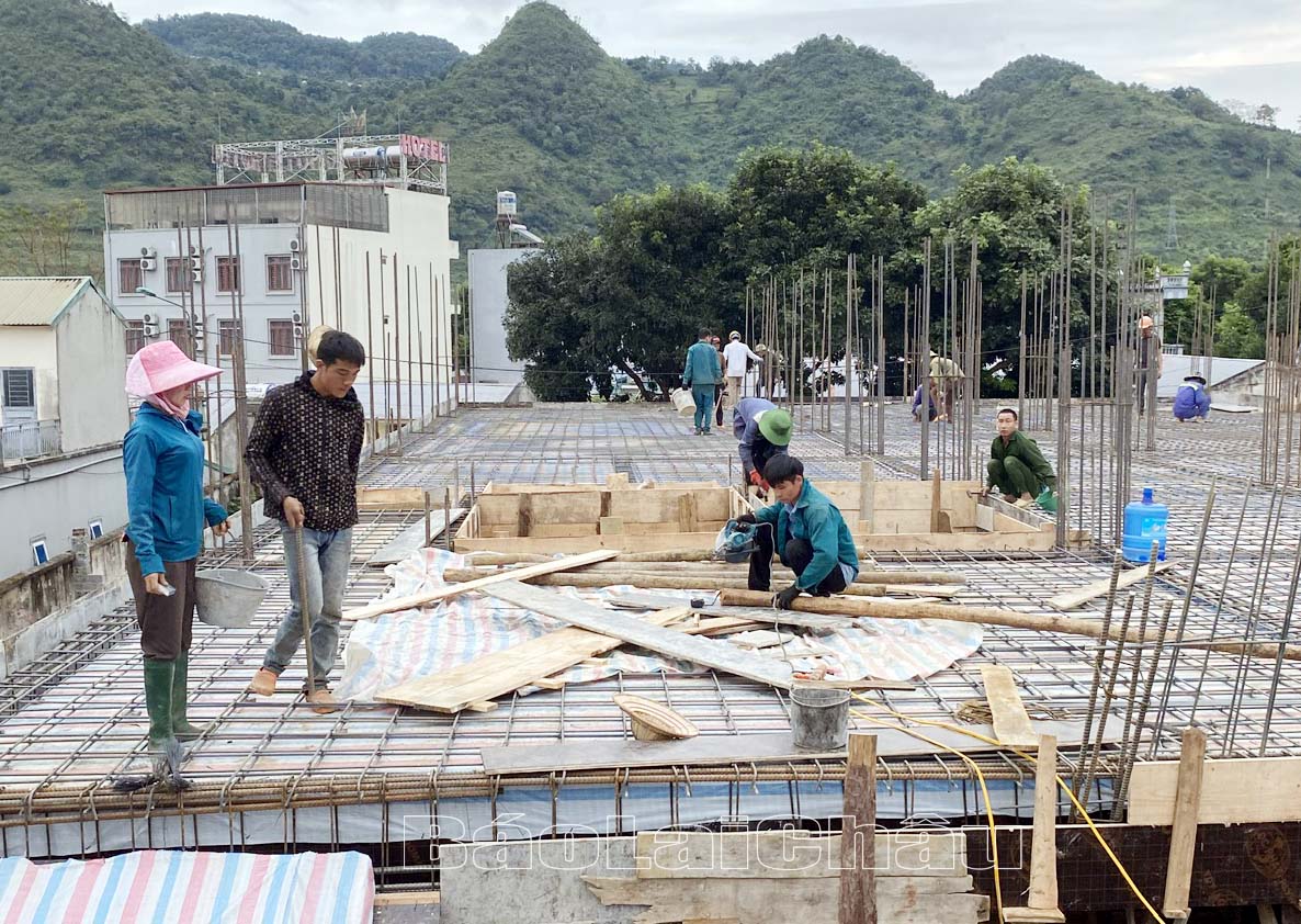 Người lao động Công ty Cổ phần xây dựng số 2 Điện Biên thi công công trình Trung tâm y tế thành phố Lai Châu. 